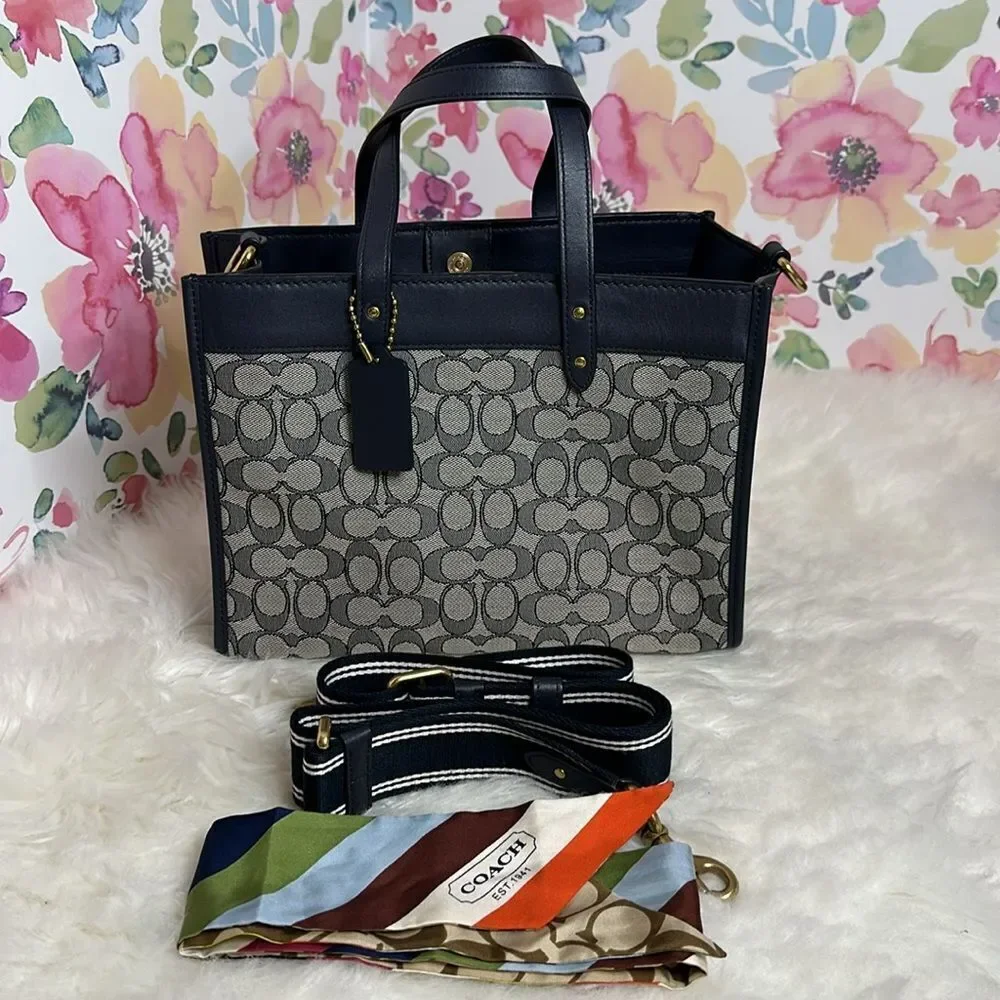 💯Authentic Coach Tote Monogram Handbag🍀